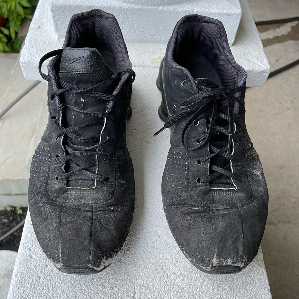Black Nike shox.